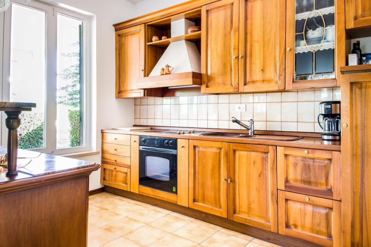 Villa Carini With 3000 Mq Garden & Heated Pool Castelnuovo del Garda Bagian luar foto