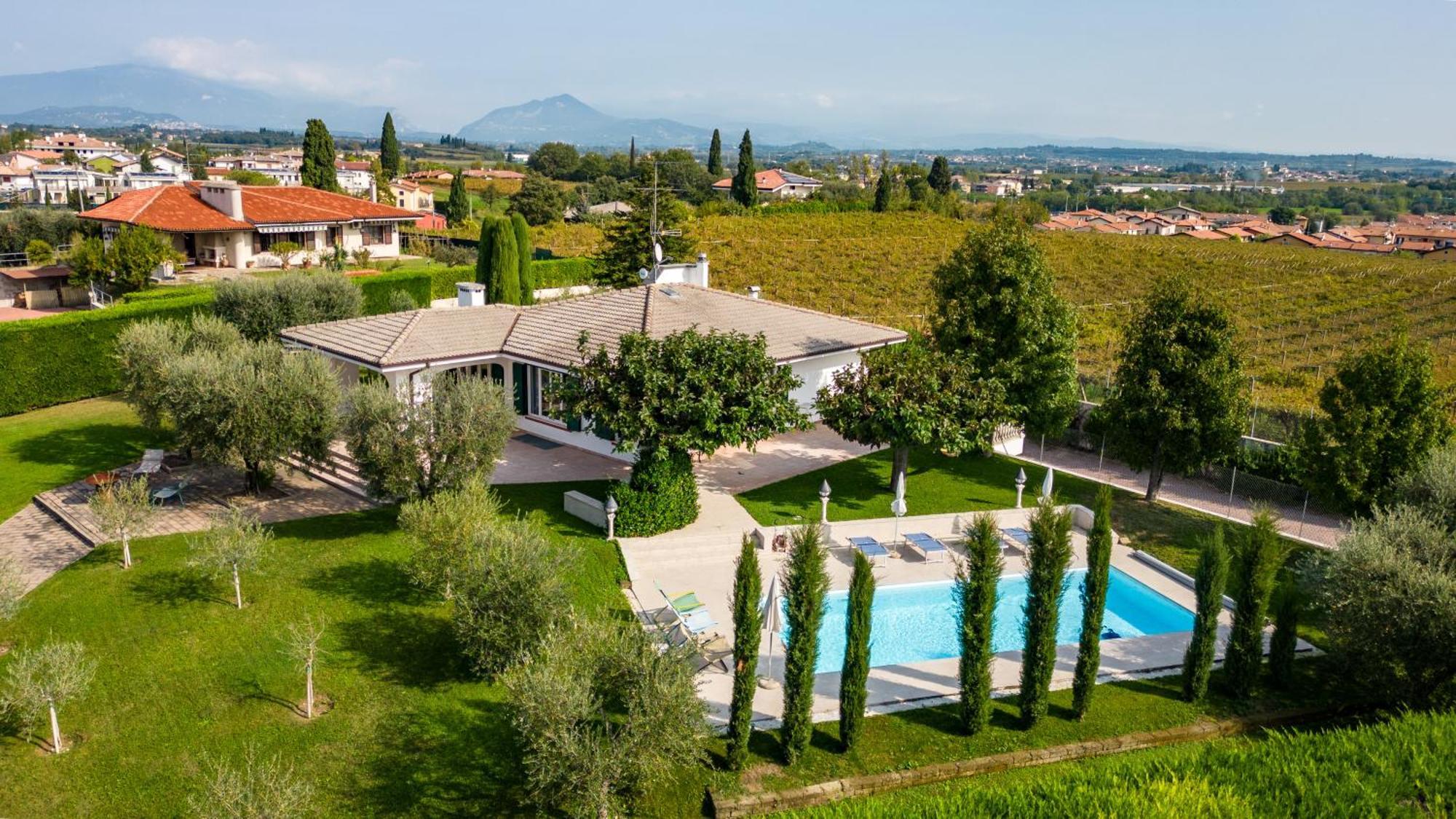 Villa Carini With 3000 Mq Garden & Heated Pool Castelnuovo del Garda Bagian luar foto