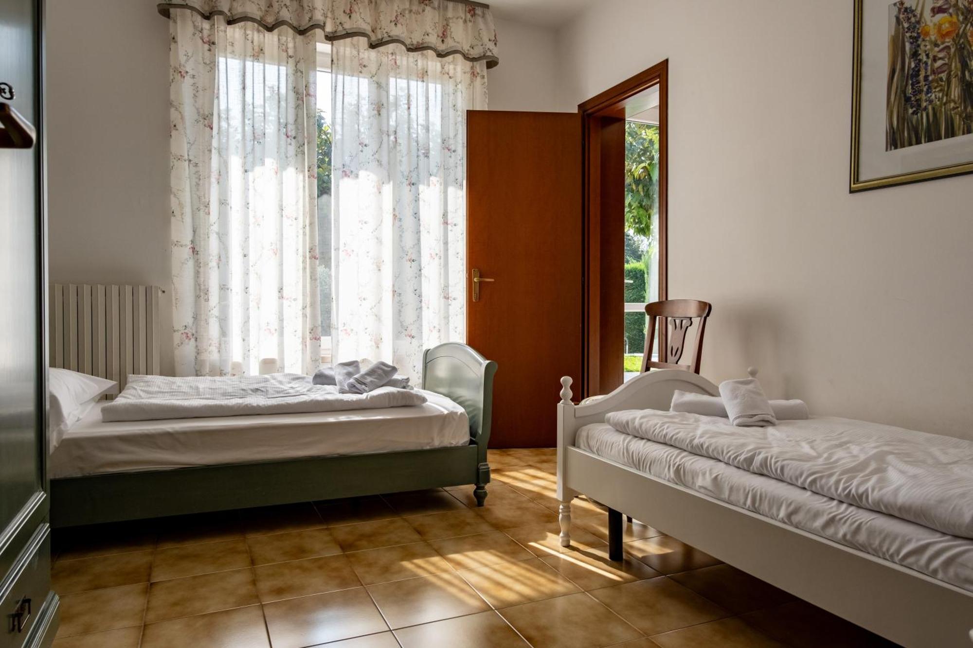 Villa Carini With 3000 Mq Garden & Heated Pool Castelnuovo del Garda Bagian luar foto