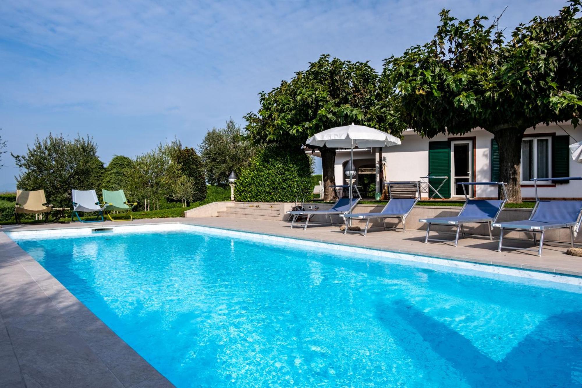 Villa Carini With 3000 Mq Garden & Heated Pool Castelnuovo del Garda Bagian luar foto