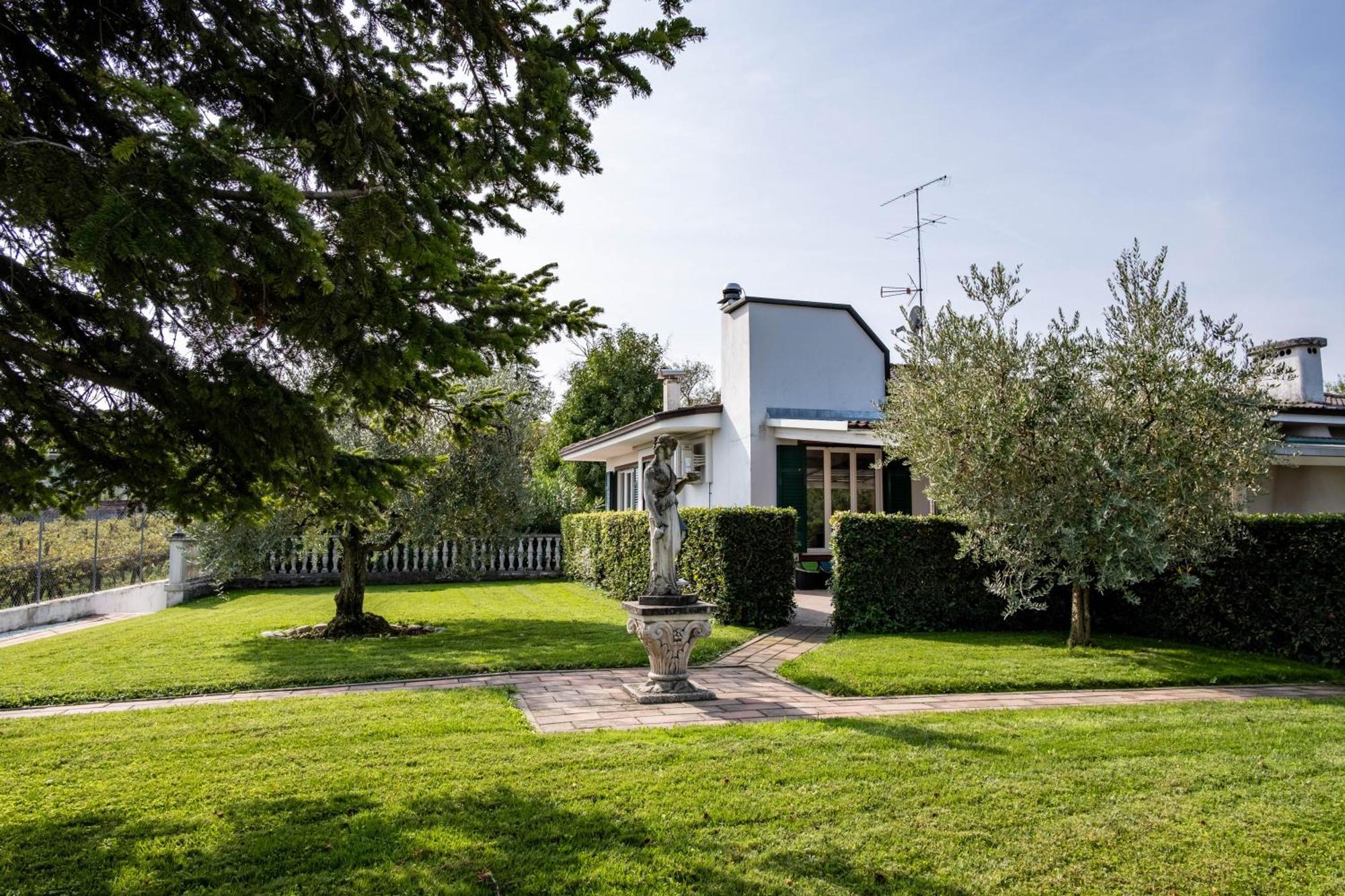 Villa Carini With 3000 Mq Garden & Heated Pool Castelnuovo del Garda Bagian luar foto
