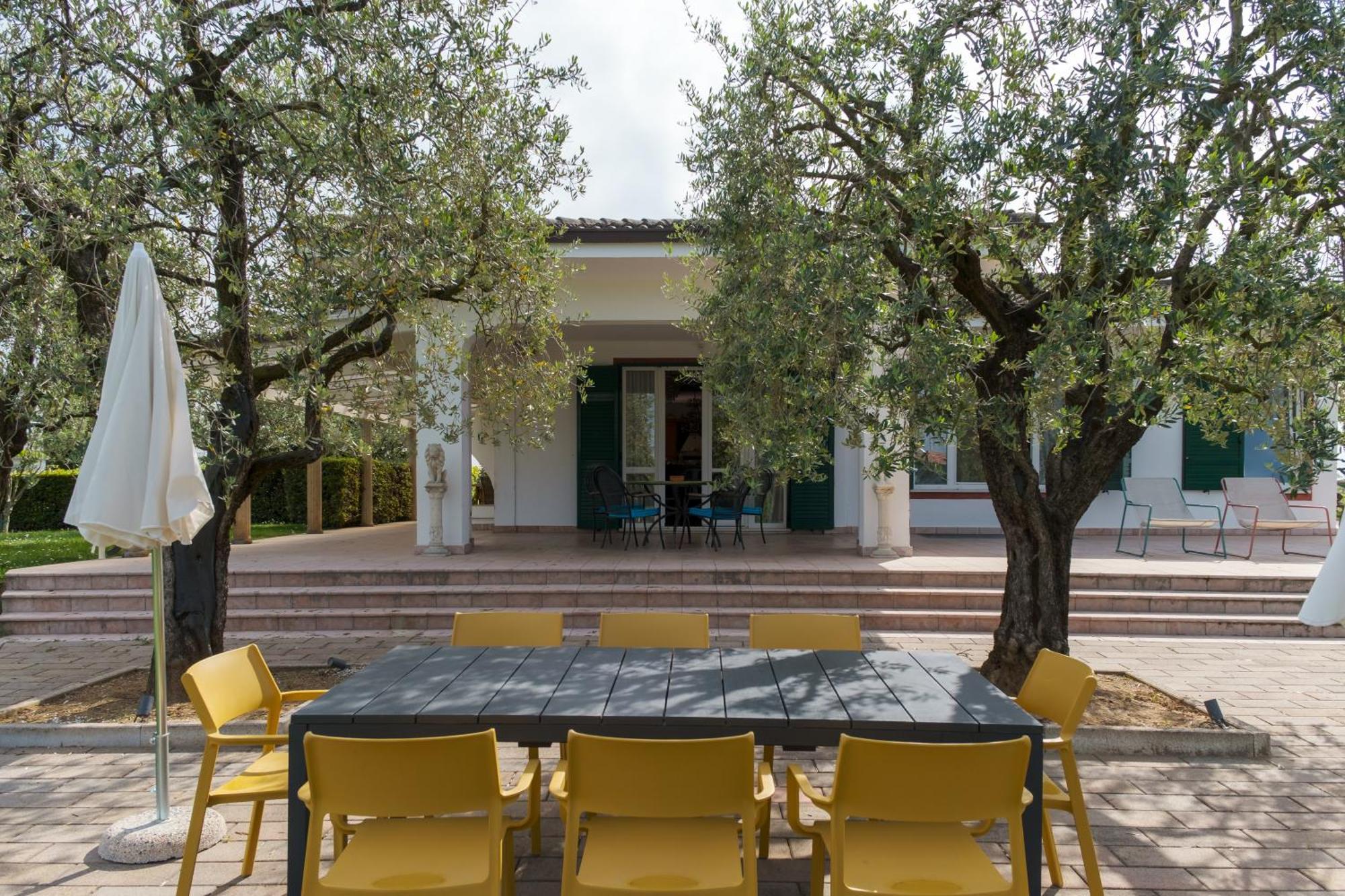 Villa Carini With 3000 Mq Garden & Heated Pool Castelnuovo del Garda Bagian luar foto